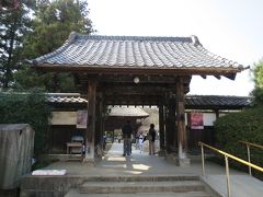 参道では狸の土産物が売ってました
では茂林寺へLet's　Go!