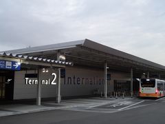 外観からして作りがかなり簡素な第2ターミナルに到着。 成田空港で言うところの、第3ターミナルみたいな位置付けなんだろうか?