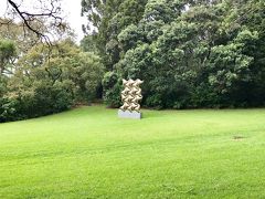 「オークランド・ドメイン(Auckland Domain)」

オークランド市内で、一番歴史があって一番広い公園です！

オークランドドメインは元は活火山だった場所なので、変わった地形をしています。
散歩道には、ニュージーランドの芸術家たちによる 8 体の彫刻が置かれています。