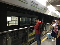 上海浦東空港から地下鉄2番線で南京東路まで直通のハズが！

直通かと思いきや、途中まさかの乗り換え

隣のにーちゃんに聞く、英語で教えてくれたラッキー！

iphone繋がらないのでちっと不安