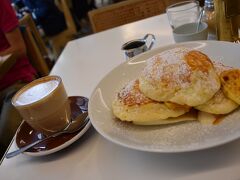 そうです、パンケーキのビルズ！
日本でも食べれるけど、あえて本場で。
リコッタパンケーキ。
ふわふわです。
このふわふわのパンケーキが食べたかった！
お姉さんが笑顔で「How's your breakfast？」と聞いてくれました。
ふわふわで美味しかったのだけど。
だいぶ大きい。
それを伝えると、苦笑しながら「I know」と。
ミニサイズ作ってほしいなー。

全体的にあんまり日本人に会わずに済んだんですが。
ここは日本人だらけー！
でも一人で来てるのは私だけ。
割と５０代くらいのご夫婦の日本人がたくさんいました。
