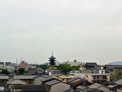 京都駅についた新幹線の車窓から東寺の五重塔が見えました。