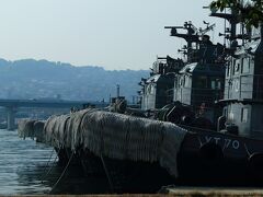 9：00　海上自衛隊　佐世保地方隊/倉島岸壁

艦艇の一般公開は基本、土日祝のみ。
個人は事前予約なしで見学できる。
入口で受付を済ませて艦艇へ。


見学　無料