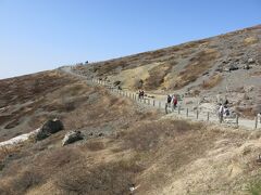 さて、いよいよ山登り開始。8:43
のっけから火山特有の景観が広がる。

そういえば、那須岳。
今さらだが、那須岳と言うのは茶臼岳、朝日岳、三本槍岳の総称である。
時に、茶臼岳の別称として使われることも。