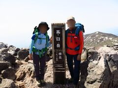 そしてようやく山頂標識　9:18

天気も良く、山頂も賑わっていた。
と言っても、写真を撮る時に他の人が写り込んでしまうほどの混雑はない。