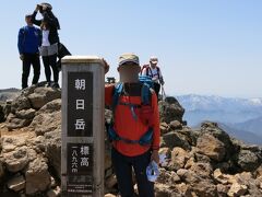 肩から一登りで朝日岳山頂。11:02