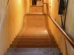 この建物には、地下へ向かう階段が幾つかあります。