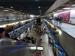 「路地」を出てから、再びMRTに乗り、東門駅へ向かいます。東門駅は、有名な店や飲食店が並ぶところです。