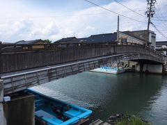 「中新橋」。

まちづくり交付金で平成２１年６月に歩行者専用橋として架け替えられました。中町(現在の放生津町)と新町(現在の中央町) を結ぶ橋である事からそれぞれの頭文字をとってこの名がつけられました。
橋のデザインは、江戸時代に北前船の寄港地して栄えた内川の歴史を今に伝えるべく北前船をイメージしたものであり、周囲の景観と調和するように天然の木材による外装を施してあります。
（新湊観光船ＨＰ）