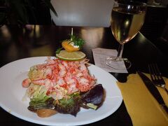 ヘルシンキ市場でザリガニサンドを