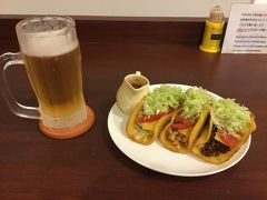 チャーリータコスのお店に入って、ビーフ、チキン、ツナ、そしてビールを注文した。普段タコスはほとんど食べないのだけど、素朴な味わいでいくらでもいけそう。