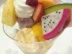 「新宿タカノ」のフルーツパフェ。
このパフェに入ってるパイナップルの美味しさにビックリ。
これまでパイナップル苦手だったのが克服できました。
美味しいものは正義ですね。
千疋屋さんもですが、フルーツ専門店最高です。