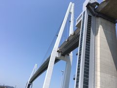 新湊大橋は、射水市の富山新港に架かる日本海側最大の2層構造の斜張橋で、2002年（平成14年）着工、上層の車道部分が2012年（平成24年）9月23日に開通、下層の自転車・歩行者道は2013年（平成25年）6月16日に開通しました。