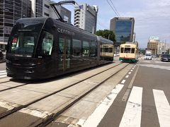 市内電車の「電鉄富山駅・エスタ前停留場」。
トラムと旧来型車両が行き交います。 