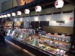 「ますのすし本舗 源」の直売コーナー。
品数も多いし、郷土の和菓子などの土産物も豊富です。 

今日は、こちらで「ますの寿司」作りの体験(昼食付)をやる予定です。
