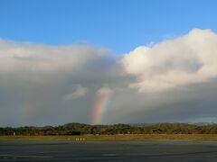 朝7時、何事もなくゴールドコースト空港へ到着。
ちょっとうれしい虹のお出迎え！
入国審査は、eパスポート・セルフサービスではなく、入国カードの薬も問題なく、いつもより簡単で◎
すぐに、ミニバンタイプのタクシーでホテルへ向かいます。
料金は、メーターではなく、ドライバーさんが事前に64ドル！