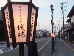 町にある灯篭にもそろそろ灯が灯り始めます。

メイン通りの国道３０４号線に各町の曳山と庵屋台が縦に並んでいる時間帯でもあります。この夕食の時間を利用して、曳山と庵屋台には提灯が飾られ、灯が入り提灯山になります。
昨年の曳山祭りは、朝からたっぷり見学しましたが、夜まで体力が持たなかったので、今年は夜・提灯山に絞って楽しむことにします。

昼間の様子はこの通りです。宜しければご覧ください。
2017年の様子
https://4travel.jp/travelogue/11240574
2015年の様子
https://4travel.jp/travelogue/11007975
https://4travel.jp/travelogue/11007978

