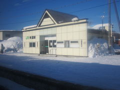 駅舎が和寒と似た風情の、隣町剣淵の駅舎。

和寒は丸屋根ですが、剣淵は尖った三角屋根ですね。

和寒は南瓜やキャベツをイメージした丸屋根、剣淵は”剣”のように尖った三角屋根、と覚えておくと良いでしょう(;'∀')。