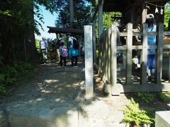 この大口真神社の横に御岳山山頂の標記がありました。8時25分に到着。標高929ｍ。御岳山駅から28分掛かりました。