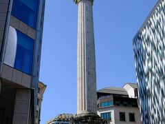 セント・ポール大聖堂から10分ぐらい歩いたところにあるロンドン大火記念塔
ビルの合間に突然見えてきます。