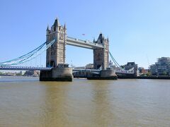 ロンドン塔を出てタワーブリッジにやってきました。