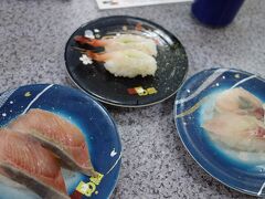 お昼ごはんは回転寿司。富山の海鮮は最高だ。