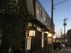 今宵の夕食は、昨年お邪魔してめっちゃ美味しかった”酒盃”さんに。
こちら大人気の居酒屋なので、１ヶ月前に速攻で予約済み。

ホテルからは運動も兼ねて20分歩いてやっと到着。