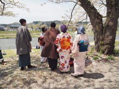 昨日千秋公園で地元の方と話している時「角館は秋田市内より寒いから桜がちょうど見頃なんじゃない？」とのお言葉を頂いてので、期待MAXで角館にIN。

がががががががががががっ！！

川沿いの桜はほぼ葉桜。千秋公園の方がまだ桜咲いてたんじゃないかなってほど。
着物をまとったYOU達も残念ですな。