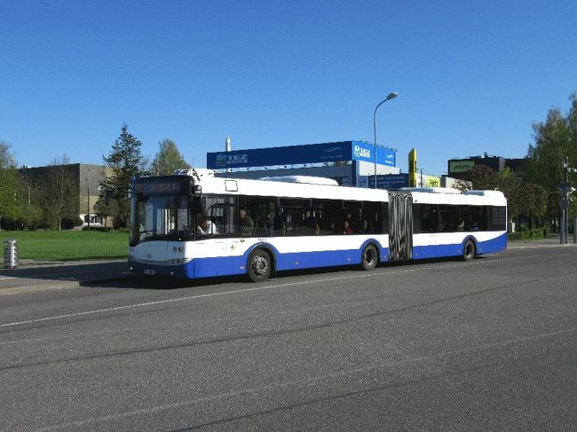 ■2018.5.4<br />　リトアニアのヴィリニュスからエアーバルチックでリガまで飛び、17時45分頃には入国した（シェンゲンなので、手続きは何もないが）。<br />　リガ空港には鉄道が繋がっていないので、バスでの移動となる。空港内で切符の買える場所や乗り場などすべてネットで予習し、その通りに観光案内所に向かったのだが、受付嬢が「今日の公共交通機関は無料」と言うではないか。理由は不明であるが、とりあえずバス乗り場に向かっていくと、丁度良い塩梅で22番系統が停まっていた。<br /><br />＠これに乗ります