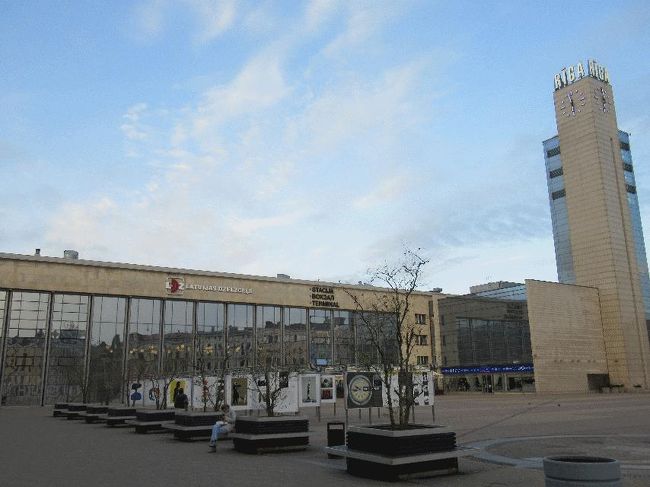 　無料に関する掲示も何もないので不安であるが、とりあえず受付嬢を信じてそのまま乗り込んだ。バスはすぐに出発。<br />　しばらく乗降客を観察してみたが、確かに誰もカードを指定場所にタッチしていない。景色に目を移すと、やたらと国旗が目に付くので、これは記念日か祝日か何かであろう（ホテル投宿後にネットで調べてみると、独立記念日であった）。たった1.15ユーロであるが、こういう偶然は嬉しい。<br />　駅併設の大型スーパーで食材を揃え、駅前すぐのホテルに投宿。<br /><br />■2018.5.5<br />　6時前にチェックアウトし、歩いてすぐの駅へと向かった。<br /><br />＠ショッピングセンター併設のため、非常に大きい