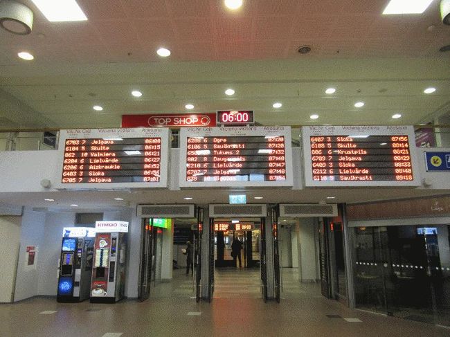 　駅構内に入り、電光掲示板で私が乗る列車のホームを探した。今回の旅程を決める上で、ラトビア国内の地方まで行く鉄道が日に数往復しかなく難儀を極めたが、近郊列車はかなり頻繁に走っているようで、見た目上はかなり豪華な行先表示である。<br /><br />＠行先一覧