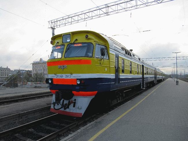 　私が乗るべき列車は10番線であるが、一番奥ではなく、1・2番線と同じく一番手前であった（ややこしい。もちろん、いったん一番奥まで行ってしまった）。<br />　しばらくして、ホームに列車が入線してきた（これが折り返す模様）。3両編成であり、一番手前（折り返し時は一番後ろ）の1両は、車両の半分が客車で残り半分がディーゼル機関車という、今まで私が見たことがないタイプの車両であった。<br /><br />＠半分は人が乗れます