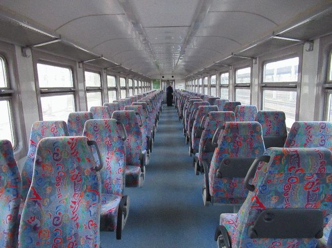 　他のホームには3本ほど停車しているが、それらはすべて電車である。こちらのディーゼルも含めてすべて年代物であり、先に電車が出発してく際には「ウォ～ン」という古い東急電車のようなモーター音をさせていった。<br />　それにしても寒いこと！　吐く息が白いのだから当たり前であるが（ただし、昼になって日が差すと暑くなるのは、リトアニアと同様である）。<br />　車内に入り、進行方向に席が向いている右側に陣取った。ボロ車両であるが、シートだけは新しくしているようである。<br /><br />＠個人的にはボロの方が嬉しい