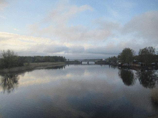 　定刻の6時21分に出発。車内はまばらな客であるが、なんと女車掌が2人も乗務している。車両といい旧い体制といい、ロシアのエレクトリーチカのようである。<br />　徐行しながら走行し、次の駅で乗客が増えた（まだリガ市内のため）。市街地を過ぎるとある程度速くなったが、昨日のリトアニアと違って、今日はガタンゴトン（時折「ゴンッ」が混ざる）である。昨日がフランスやドイツのような感覚であるとすれば、今日はやはりロシアそのままである。バルト三国と一括りにしていたが、鉄道の状況（インフラ）についてはかなり差があるらしい。<br /><br />＠湖などもあり（長閑）