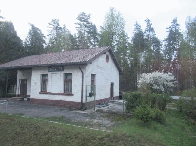 　そんなのんびりとした情景であるが、路線は豪華にも複線である。しかし、すれ違うのは稀に客車が来るだけであり、貨物列車は皆無である（結局、最後まで動いている貨物を見ることができなかった）。もったいないが、単線だと運用の都合で遅れたりするから、これでもいいのであろう。<br />　ふと外を見ると、野生のシカを発見した（往路で2回発見した）。<br /><br />＠さすがにシカの写真は撮れませんので、駅舎で代替