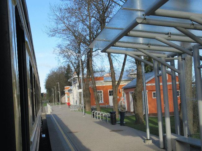 　それまでは森林や草原ばかりであったが、大きなスーパーなどが現れ始め、比較的大きな町であるスィグルダに7時26分に到着した。私以外で唯一外国人っぽいインド系のカップルがここで降りたということは、何か観光要素もあるのかもしれない。地元民も、この駅でそれなりの数が下車した。<br /><br />＠出発は45分であるため、少し外の様子を撮影