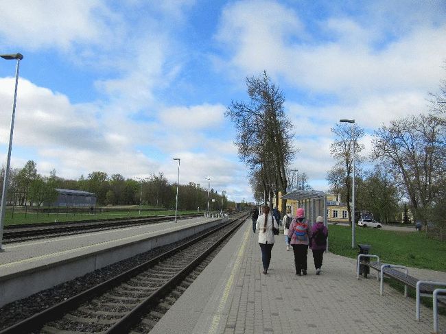 　車掌の1人が心配して「スィグルダ？」と聞いてきたので、チケットを見せながら「ツェーシス」と伝えた。先のインド系カップルにも「ネクスト・ステーション」と教えたりしていたので、なかなか親切である。<br />　同駅を出発してからは、再び長閑な草原などを見続けた。定刻の8時27分にツェーシスに到着し、下車（この列車はこの先まで行くため寝過ごしはできないため、ずっと時刻表をチェックしていた）。<br />　絵にかいたような、田舎町の駅である。<br /><br />＠これまた長閑