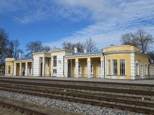 　駅へと戻り、リガ行が来るまで時間が余っていたので駅周辺を適当に散歩した。観光客がわんさと押し寄せるような場所ではないが、ふらふらと歩くには丁度良い規模の町であったと思う。<br />　それにしても、片道2時間も乗車していたのに3.50ユーロとは。リトアニアでも安いと思ったが（5.60ユーロ）、ラトビアのこの価格は未だに社会主義基準である。<br /><br />＠駅舎全景