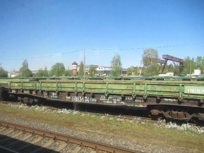 　貨物列車の件についてはすでに触れたが、いくつかの駅で大量の貨車が係留されているのが目立っている。リガまで20分くらいの駅で貨車の目の前に停まったのでよくよく見てみたところ、車輪の接地面が錆びているようであり、これは放置されている可能性が高いようである。貨物の存在感という意味でも、リトアニアとは大きく違っているようであった。<br /><br />＠もう使われていない？