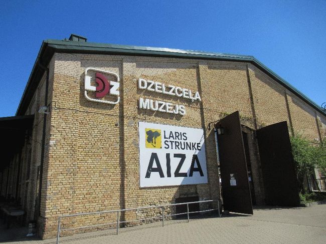 　また、湖のほとりでは貧しい家々も発見した。スラムというほどではないが、市街地の家とはその規模や見てくれの面からして、かなり生活の質が高くないと思われる。<br />　12時14分、定刻から1分早く到着した。インフラでは大きな差があるが、時刻に関してはリトアニアと好勝負であった。<br />　さて、続いては鉄道博物館である。15分ほど歩いて大きな川を渡り、博物館へと向かった。<br /><br />＠建物