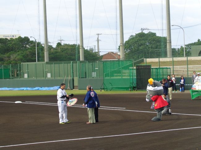 地元企業からの特産品・贈呈式