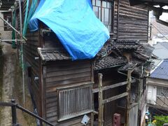 ３日目。本日は雨です。バイクには乗らずに町探検をしてみました。観光客だけに人気がある（？）ガウディハウス。廃屋です。でもこれがなかなか変わった建て方をしていて面白かったです。改装工事をしていました。