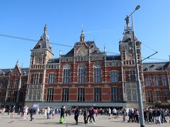 Station Amsterdam Centraal（アムステルダム中央駅）

物凄い都会なことに驚き！人！ヒト！ひと！！

そして、今はデュッセルドルフに滞在しているので、そもそも外国にいるわけですが・・・「外国に来たー！」という変な感覚。