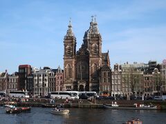 Basiliek van de H. Nicolaas in Amsterdam（聖ニコラス教会）
駅を出ると先ず目に入ってきます。

中央駅前は、人、自転車、トラム、バスと久しぶりの都会にアワアワ気味・・・。
どこが歩道で、どこが線路！？あー赤信号だー！と、もう大忙し！！