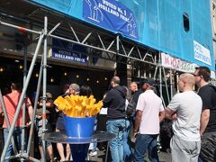 Manneken Pis Amsterdam（マネケン ピス アムステルダム）

とりあえず小腹が空いたので、オランダに来たら食べると決めていたクロケットを探していると、何やら行列を発見！