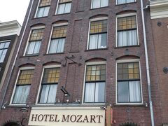 ルーアンからパリに出て、ＴＧＶでアムステルダムへ
公園と商店街に近くて便利な場所
今回はこの運河沿いの部屋だが、構造上、窓のない部屋がありそう