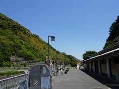 11:25 道の駅 宇津ノ谷峠
国道1号はバイパスがよく整備されているが、ところどころ渋滞してる。
その後、眠くなり島田市付近でバイパスを外れ、コンビニの駐車場で30分ほど仮眠。
日差しは強いが気温は低めで快適に。
高速道路ならSA,PAがあるが一般道はコンビニや道の駅が休憩所。
地方のコンビニは駐車場が広く、道の駅感覚ですね。