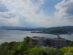 16:10 浜名湖 大草山展望台
北側、東名高速道路と奥浜名湖の眺望。
浜松に到着し、日本三大砂丘の中田島砂丘へ向かうが、浜松祭りの関係で周辺は16:00まで封鎖されるということでこちらへ。