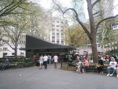 目的のオペラはソワレなので、まずは昼ご飯。歩いて行けるコチラへ。
“SHAKE SHACK” Madison Square Park
それにしても、地図無しで辿り着ける自分にスゲー!!