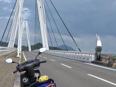 弓削大橋たもとで記念撮影。しまなみ海道以外の橋は車も同じ道を走ります。ここを渡ると佐島。